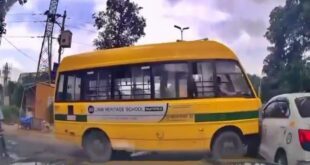 ಬ್ರೇಕ್ ಫೆಲ್ಯೂರ್ ಆಗಿ ಬೈಕ್ – ಕಾರಿಗೆ ಡಿಕ್ಕಿ ಹೊಡೆದ ಸ್ಕೂಲ್ ಬಸ್