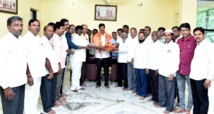 ಗೋಕಾಕ ಜಾತ್ರೆ ಯಶಸ್ವಿಯಾದ ಹಿನ್ನಲೆ ಶಾಸಕ ಹಾಗೂ ಜಾತ್ರಾ ಕಮೀಟಿಯ ಅಧ್ಯಕ್ಷ ರಮೇಶ ಜಾರಕಿಹೊಳಿ ಅವರನ್ನು ನಗರಸಭೆಯಿಂದ ಸತ್ಕರಿಸಿದರು.