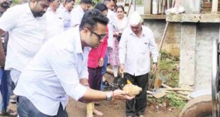 ಗಣೇಶ ಮಂದಿರ ಕಟ್ಟಡದ ಮೇಲ್ಚಾವಣಿಗೆ ಕಾಂಕ್ರೀಟ್ (ಸ್ಲ್ಯಾಬ್) ಹಾಕುವ ಕಾಮಗಾರಿಗೆ ಸ್ಥಳೀಯ ಜನ ಪ್ರತಿನಿಧಿಗಳು ಹಾಗೂ ಯುವ ಕಾಂಗ್ರೆಸ್ ಮುಖಂಡ ಮೃಣಾಲ್‌ ಹೆಬ್ಬಾಳಕರ್ ಸೇರಿ ಪೂಜೆ