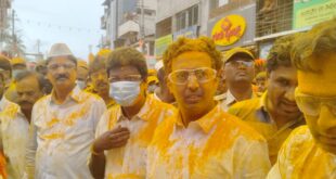 ಬಂಡಾರದ ಜಾತ್ರೆ; ತಂದೆ ಚಿಕ್ಕಪ್ಪ, ಸ್ನೇಹಿತರೊಂದಿಗೆ ಯುವ ನಾಯಕ ಸಂತೋಷ್ ಜಾರಕಿಹೊಳಿ ಅವರು ಜಾತ್ರೆಯಲ್ಲಿ ಭಾಗಿ