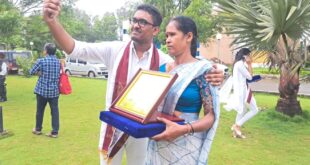 ತಾಯಿಯೊಂದಿಗೆ ಚಿನ್ನದ ಹುಡುಗ ಕಾರ್ತಿಕ್