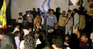 ಕಿಚ್ಚನ ‘ಮಾರ್ಕ್ಸಿನಿಮಾ ಕಟೌಟ್‌ಗೆ ಮದ್ಯ ಸುರಿದು ಅಭಿಮಾನ!