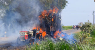 ಕಬ್ಬಿನ ಹುಲ್ಲು ಸಾಗಿಸುತ್ತಿದ್ದಾಗ ವಿದ್ಯುತ್ ತಂತಿ ಸ್ಪರ್ಶ – ಧಗ ಧಗ ಹೊತ್ತಿ ಉರಿದ ಟ್ರ್ಯಾಕ್ಟರ್‌