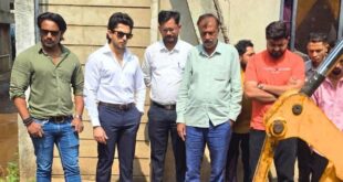 ಫಾರೂಕಿಯಾ ಕಾಲನಿಯಲ್ಲಿ ಯುಫಾರೂಕಿಯಾ ಕಾಲನಿಯಲ್ಲಿ ಯುಜಿಡಿ ಕಾಮಗಾರಿಗೆ ಚಾಲನೆ ನೀಡಿದ ಅಮಾನ್ ಸೇಠ್ಜಿಡಿ ಕಾಮಗಾರಿಗೆ ಚಾಲನೆ ನೀಡಿದ ಅಮಾನ್ ಸೇಠ್  ಫಾರೂಕಿಯಾ ಕಾಲನಿಯಲ್ಲಿ ಯುಜಿಡಿ ಕಾಮಗಾರಿ ಆರಂಭ 36 ಕೋಟಿ ಅನುದಾನದಲ್ಲಿ ಅಭಿವೃದ್ಧಿ ಕಾರ್ಯ ದಶಕಗಳ ನೈರ್ಮಲ್ಯ ಸಮಸ್ಯೆಗೆ ಶಾಶ್ವತ ಮುಕ್ತಿ ಶಾಸಕರ ಪರವಾಗಿ ಚಾಲನೆ ನೀಡಿದ ಅಮಾನ್ ಸೇಠ್  ಬೆಳಗಾವಿ ಉತ್ತರ ವಿಧಾನಸಭಾ ಕ್ಷೇತ್ರದ ಶಾಸಕ ಆಸೀಫ್  ಸೇಠ್ ಅವರ ನೇತೃತ್ವದಲ್ಲಿ ಅಭಿವೃದ್ಧಿ ಪರ್ವ ಮುಂದುವರೆದಿದ್ದು, ವೀರಭದ್ರ ನಗರದ ಫಾರೂಕಿಯಾ ಕಾಲನಿಯಲ್ಲಿ ಇಂದು ಒಳಚರಂಡಿ ವ್ಯವಸ್ಥೆಯ ಕಾಮಗಾರಿಗೆ ಅಧಿಕೃತವಾಗಿ ಚಾಲನೆ ನೀಡಲಾಯಿತು. ಶಾಸಕ ಆಸೀಫ್ ಸೇಠ್ ಅವರ ಪರವಾಗಿ ಯುವ ನಾಯಕ ಅಮಾನ್ ಸೇಠ್ ಅವರು ವೀರಭದ್ರ ನಗರದ 6ನೇ ಅಡ್ಡರಸ್ತೆ ಹಾಗೂ ಫಾರೂಕಿಯಾ ಕಾಲೋನಿಯಲ್ಲಿ ಒಳಚರಂಡಿ ಕಾಮಗಾರಿಗೆ ಚಾಲನೆ ನೀಡಿದರು. ಇಡೀ ಕ್ಷೇತ್ರದ ಮೂಲಸೌಕರ್ಯ ಅಭಿವೃದ್ಧಿಗಾಗಿ ಮಂಜೂರಾಗಿರುವ 36 ಕೋಟಿ ರೂಪಾಯಿ ಅನುದಾನದ ಅಡಿಯಲ್ಲಿ ಈ ಯೋಜನೆಯನ್ನು ಕೈಗೆತ್ತಿಕೊಳ್ಳಲಾಗಿದೆ. ಈ ನೂತನ ಯುಜಿಡಿ ವ್ಯವಸ್ಥೆಯಿಂದಾಗಿ ಈ ಭಾಗದ ನಿವಾಸಿಗಳ ದಶಕಗಳ ಕಾಲದ ನೈರ್ಮಲ್ಯ ಮತ್ತು ಚರಂಡಿ ಸಮಸ್ಯೆಗಳಿಗೆ ಶಾಶ್ವತ ಪರಿಹಾರ ಸಿಗಲಿದೆ. ಕಾಮಗಾರಿ ಆರಂಭದ ವೇಳೆ ಸ್ಥಳೀಯ ನಿವಾಸಿಗಳೊಂದಿಗೆ ಸಂವಾದ ನಡೆಸಿದ ಅಮಾನ್ ಸೇಠ್, ಕ್ಷೇತ್ರದ ನಾಗರಿಕರ ದೀರ್ಘಕಾಲದ ಬೇಡಿಕೆಗಳನ್ನು ಈಡೇರಿಸಲು ಶಾಸಕರು ಬದ್ಧರಾಗಿದ್ದಾರೆ ಎಂದು ಭರವಸೆ ನೀಡಿದರು. ಕಾರ್ಯಕ್ರಮದಲ್ಲಿ ಸ್ಥಳೀಯ ಕಾರ್ಪೊರೇಟರ್ ಹಾಗೂ ಸಮುದಾಯದ ಮುಖಂಡರು ಉಪಸ್ಥಿತರಿದ್ದರು. ತಮ್ಮ ಭಾಗದ ಪ್ರಮುಖ ಸಮಸ್ಯೆಯಾಗಿದ್ದ ಒಳಚರಂಡಿ ಯೋಜನೆ ಈಗ ಅನುಷ್ಠಾನಕ್ಕೆ ಬರುತ್ತಿರುವುದಕ್ಕೆ ನಿವಾಸಿಗಳು ಸಂತಸ ವ್ಯಕ್ತಪಡಿಸಿದ್ದು, ಶಾಸಕರಿಗೆ ಕೃತಜ್ಞತೆ ಸಲ್ಲಿಸಿದ್ದಾರೆ.