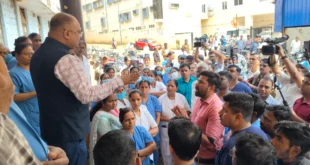 ಬೆಳಗಾವಿಯ ಬಿಮ್ಸ ಆಸ್ಪತ್ರೆಯ ಶುಶ್ರೂಷಕರ ಮೇಲಿನ ಹಲ್ಲೆ ಖಂಡಿಸಿ ಸ್ಪಾಫ್ ನರ್ಸ್‌ಗಳ ಪ್ರತಿಭಟಿಸಿದ