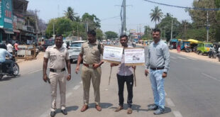 ಟ್ರಾಫಿಕ್ ರೂಲ್ಸ್ ಬ್ರೇಕ್ – ಬೋರ್ಡ್ ಹಿಡಿದು ಇಡೀ ದಿನ ರಸ್ತೆ ಮಧ್ಯೆ ನಿಲ್ಲುವ ಶಿಕ್ಷೆ!