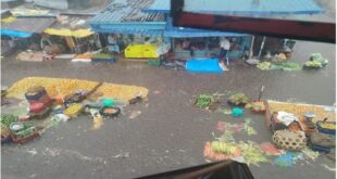 ಬೆಳಗಾವಿಯಲ್ಲಿ ಧಾರಾಕಾರ ಮಳೆ: ರಸ್ತೆ, ಅಂಗಡಿಗಳಿಗೆ ನುಗ್ಗಿದ ಚರಂಡಿ ನೀರು; ತರಕಾರಿ, ಹಣ್ಣುಗಳು ನೀರುಪಾಲು