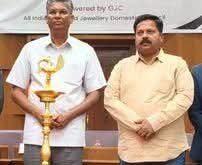 ಒಂದೇ ವೇದಿಕೆಯಲ್ಲಿ ಅಕ್ಕ-ಪಕ್ಕ ನಿಂತ ಸತೀಶ್‌ & ಅಭಯ್