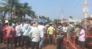 ಬೆಳಗಾವಿಯಲ್ಲಿ ಸಿಲಿಂಡರ್ ಅಭಾವ: ನಡು ರಸ್ತೆಯಲ್ಲಿ ಸಿಲಿಂಡರ್ ಇಟ್ಟು ಪ್ರತಿಭಟನೆ